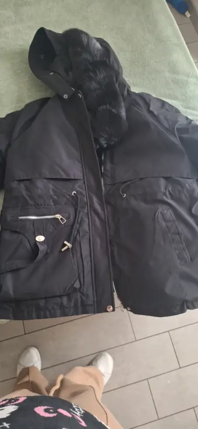 Parka negra con capucha de piel sintética - miniatura 1