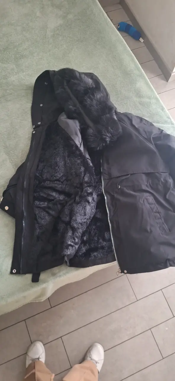 Parka negra con capucha de piel sintética - 3