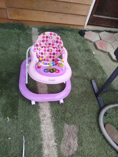 Andador para bebé Bebeglo rosa con juguetes - miniatura 1