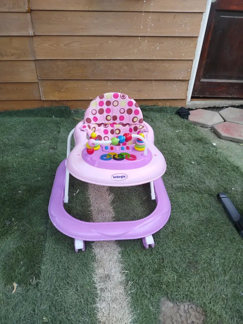 Andador para bebé Bebeglo rosa con juguetes - 2