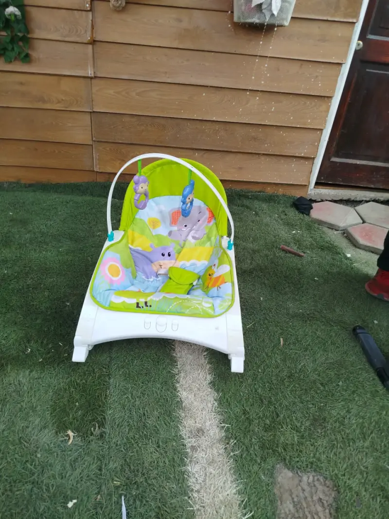 Silla mecedora para bebé con juguetes - 2