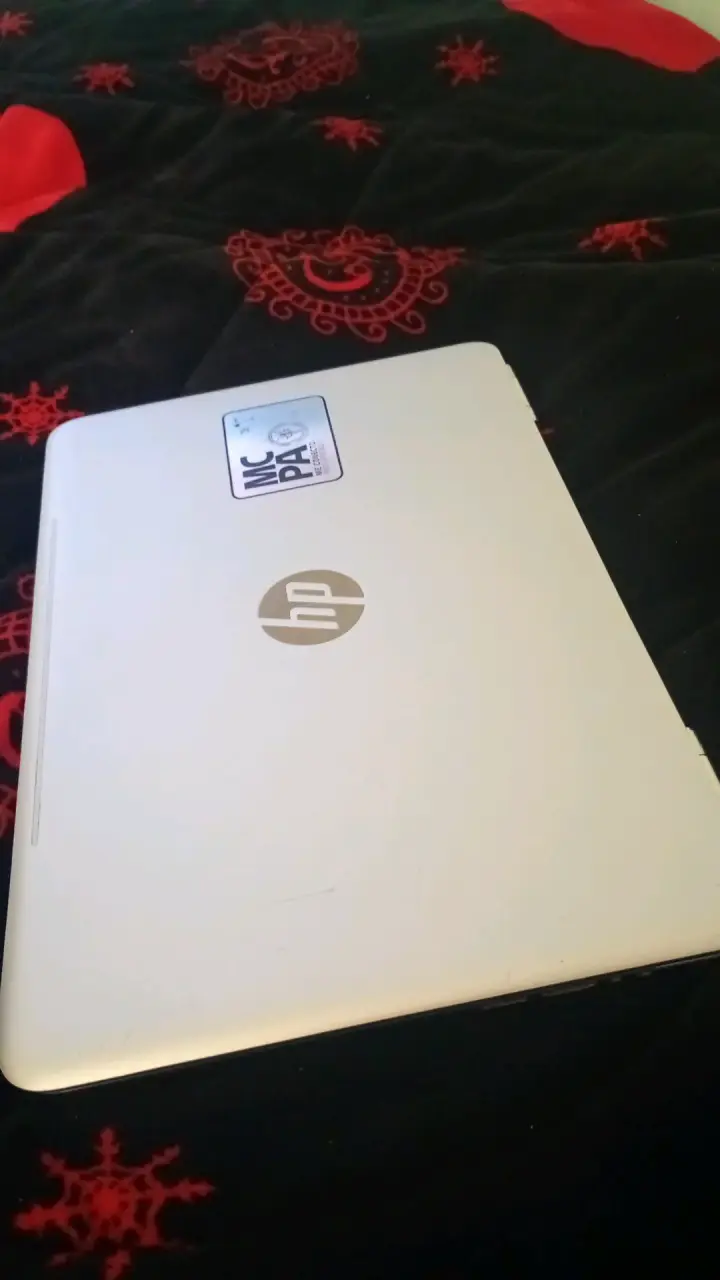 Laptop HP blanca en buen estado - 1