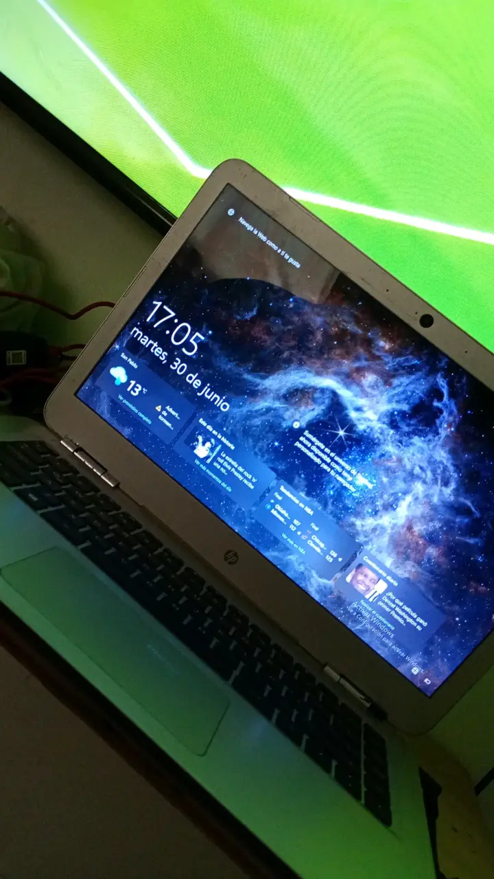 Laptop HP blanca en buen estado - 2