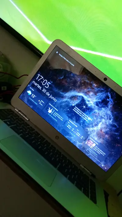 Laptop HP blanca en buen estado - miniatura 2