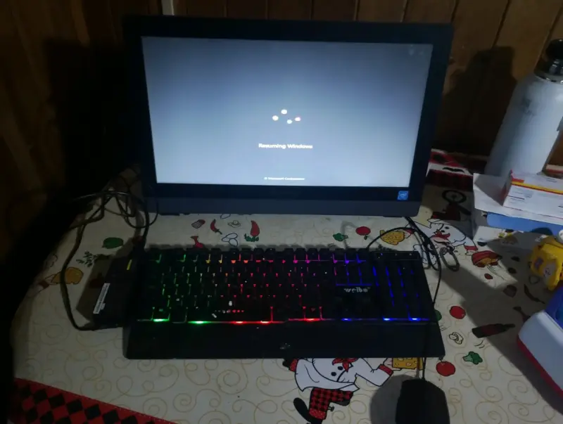 Computador All-in-One Lenovo con teclado retroiluminado