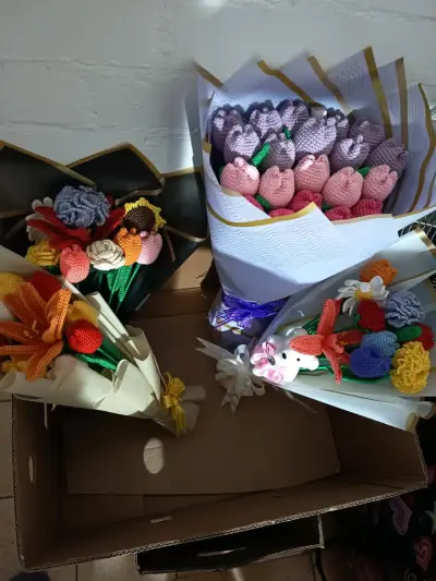 Ramos de flores tejidas a mano - miniatura 1