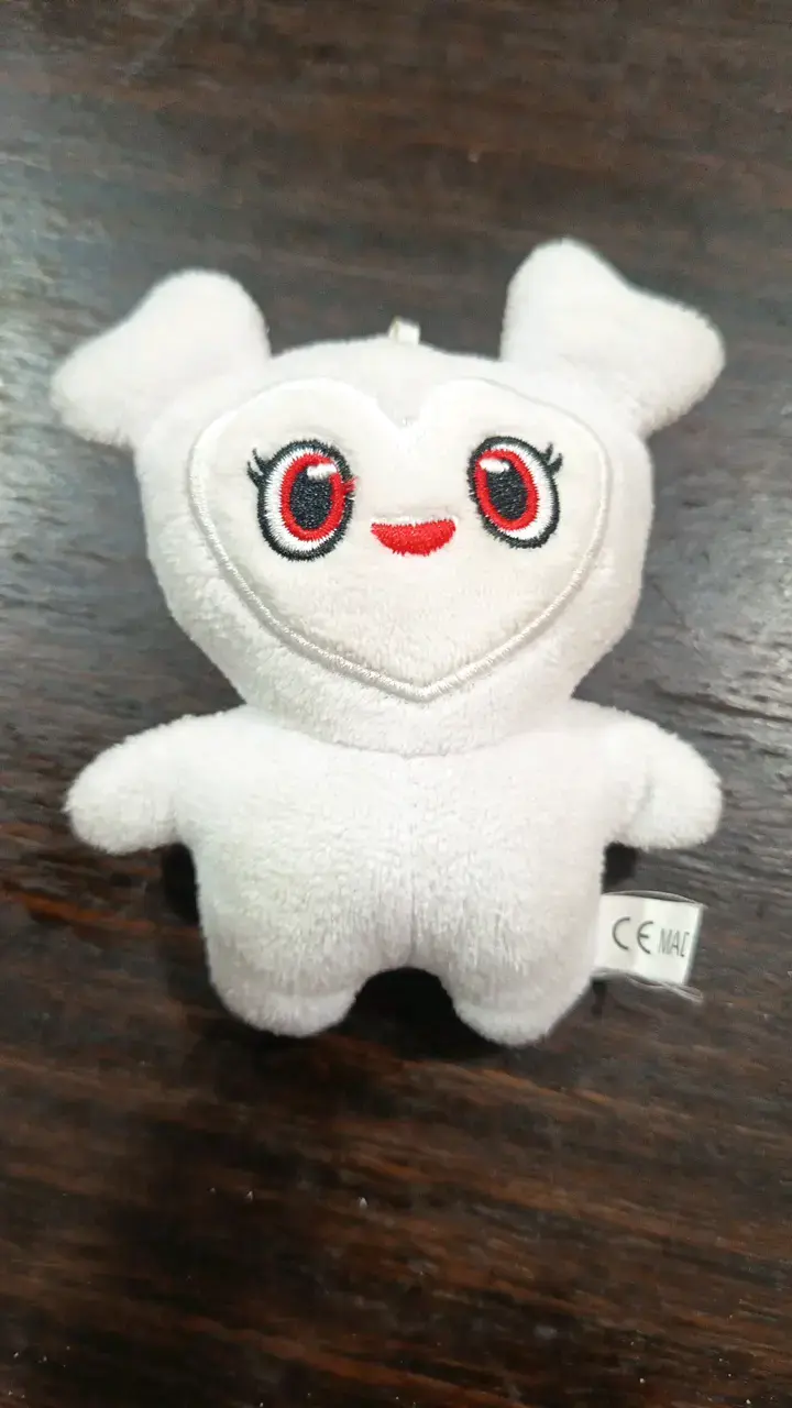 Peluche blanco con ojos rojos de colección