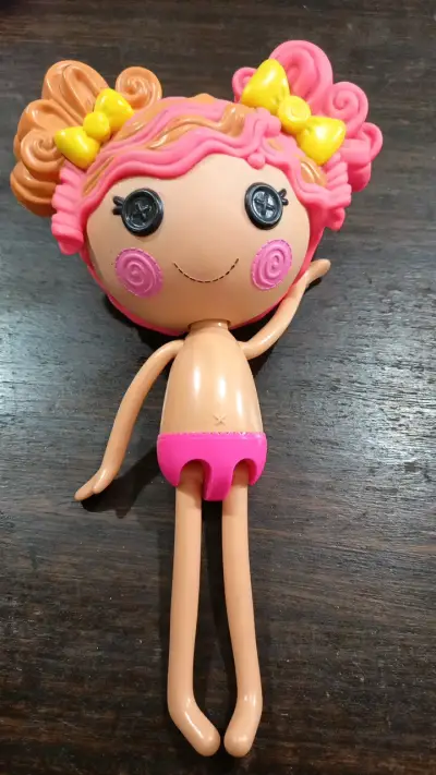 Muñeca de juguete con cabello rosa y lazos - miniatura 1