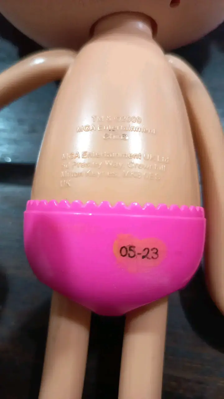 Muñeca de juguete con cabello rosa y lazos - 2