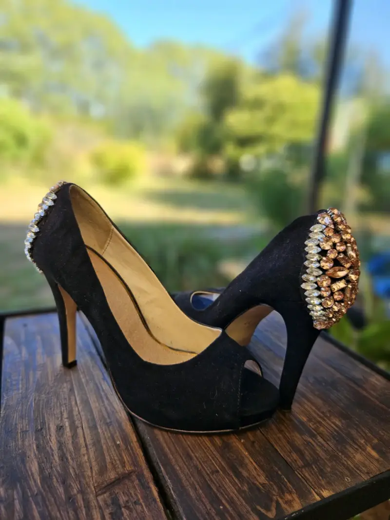 Tacones negros con pedrería elegante - 1