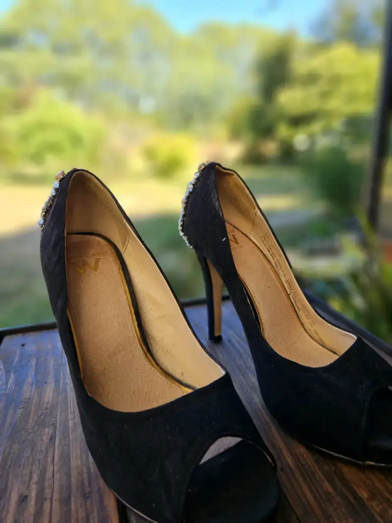 Tacones negros con pedrería elegante - 2