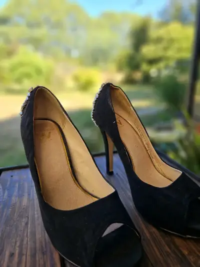 Tacones negros con pedrería elegante - miniatura 2