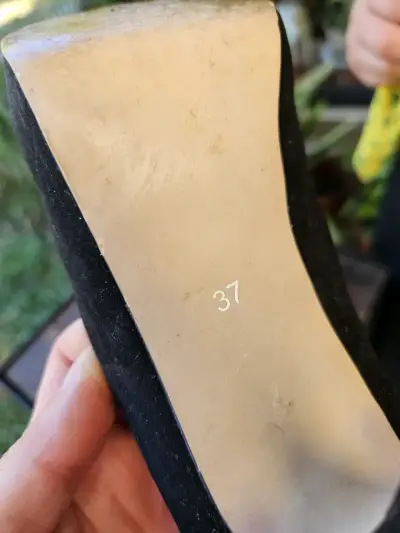 Tacones negros con pedrería elegante - miniatura 4