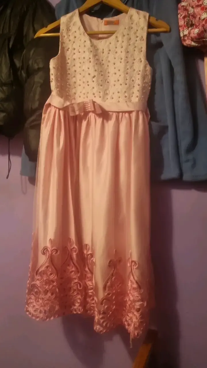 Vestido de fiesta infantil rosado con bordados