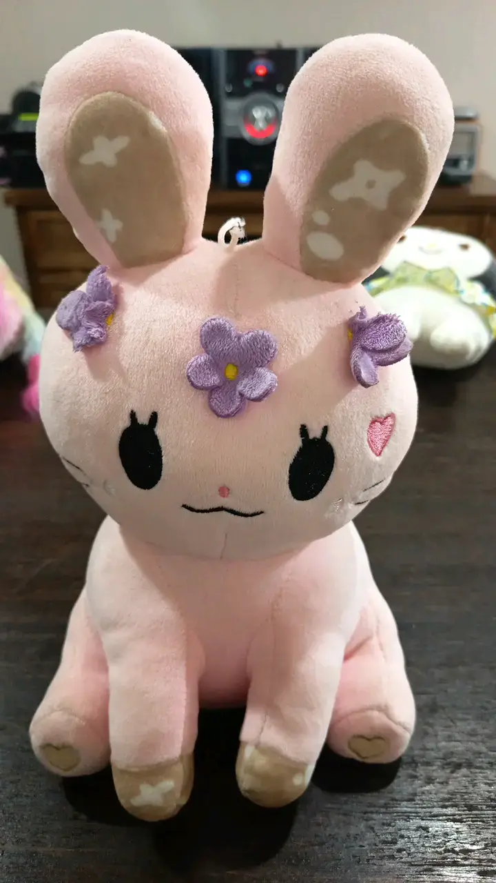 Peluche conejo rosa con flores decorativas