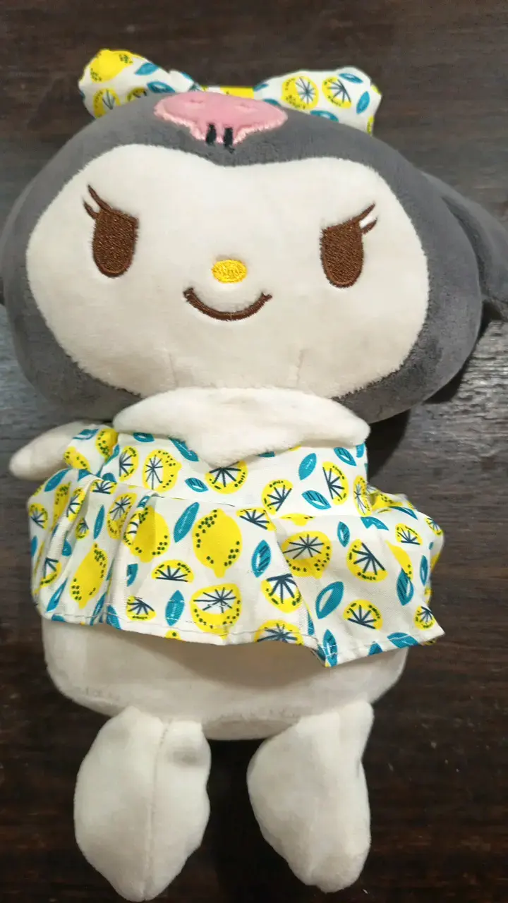 Peluche de personaje con vestido colorido