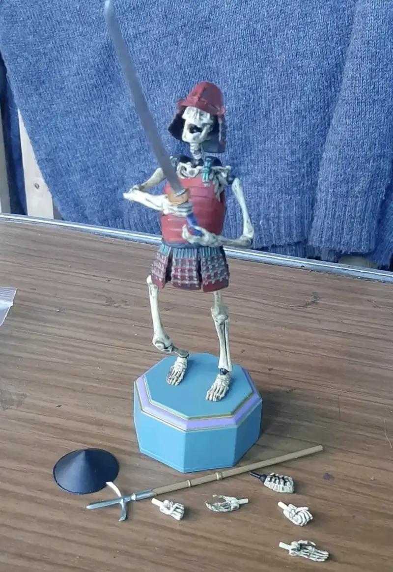 Figura de esqueleto samurái con accesorios - 1