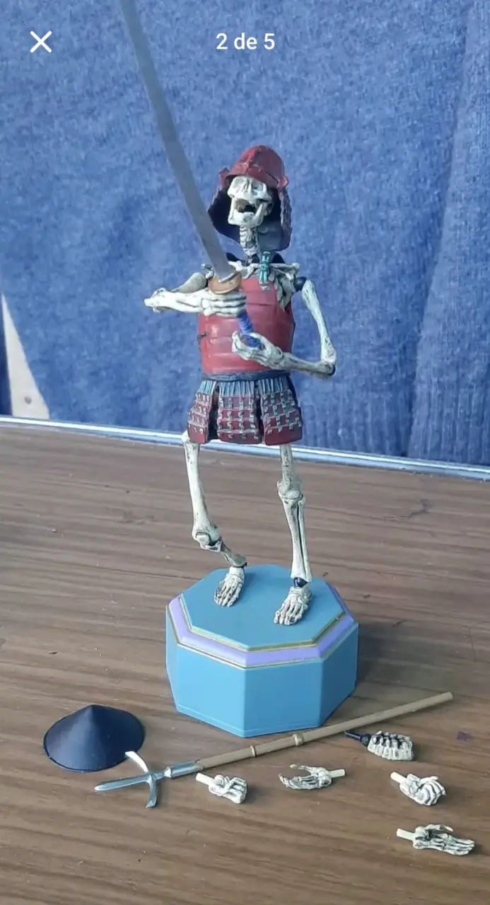 Figura de esqueleto samurái con accesorios - 2