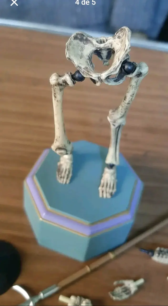 Figura de esqueleto samurái con accesorios - 4