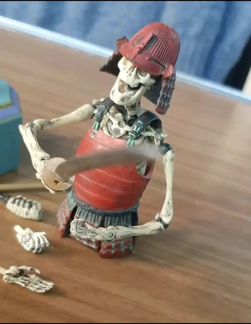 Figura de esqueleto samurái con accesorios - 5