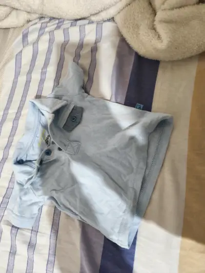 Polera bebé celeste con bolsillo - miniatura 1