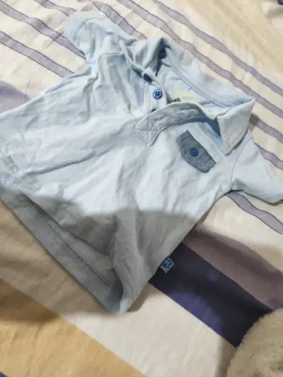 Polera bebé celeste con bolsillo - miniatura 2