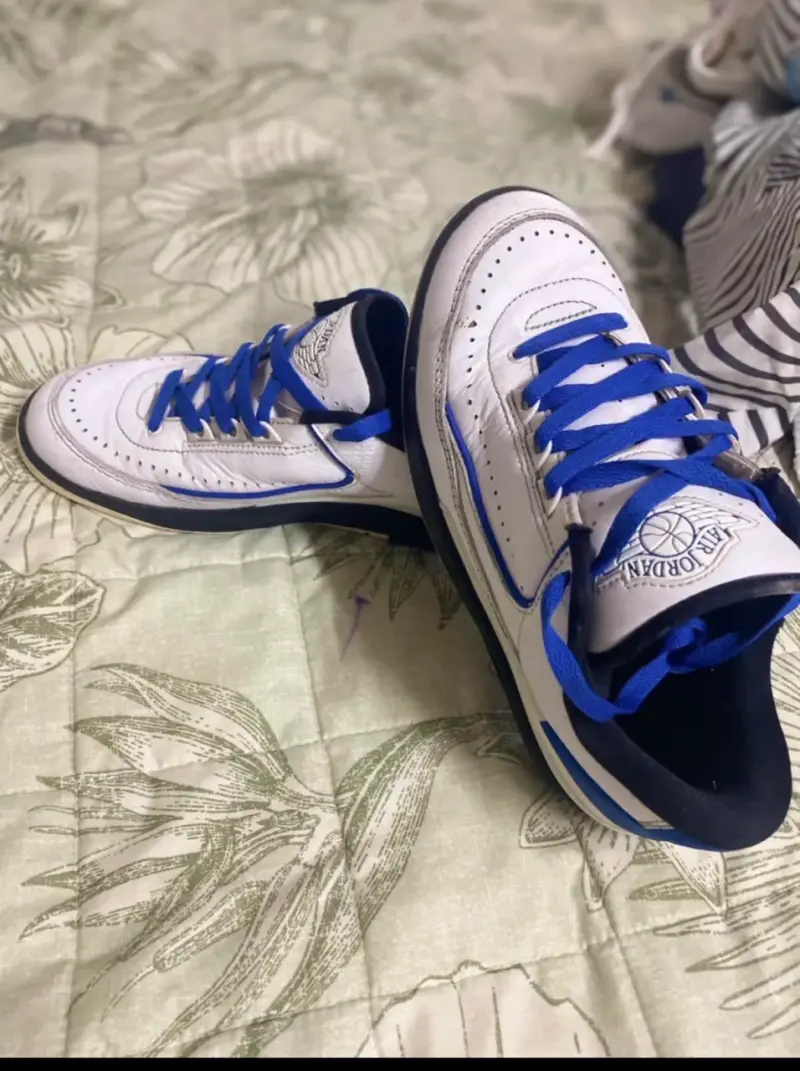 Zapatillas deportivas blancas con azul - 1