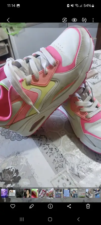 Zapatillas deportivas blancas y rosadas - miniatura 1