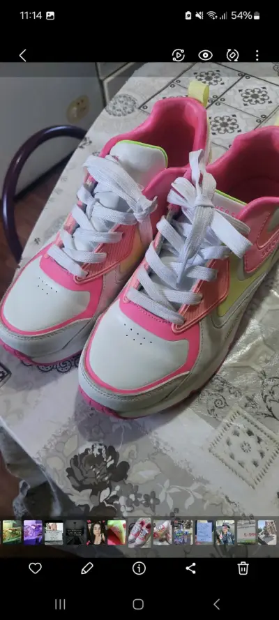 Zapatillas deportivas blancas y rosadas - miniatura 2