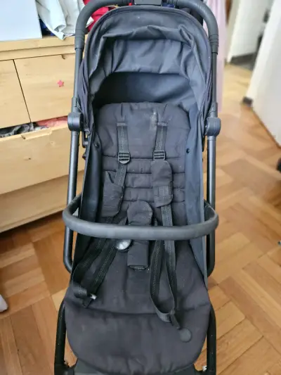 Coche de bebé plegable negro en buen estado - miniatura 1