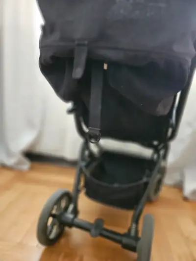 Coche de bebé plegable negro en buen estado - miniatura 2
