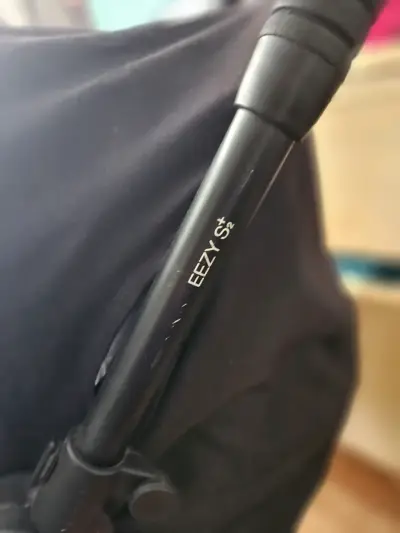 Coche de bebé plegable negro en buen estado - miniatura 4