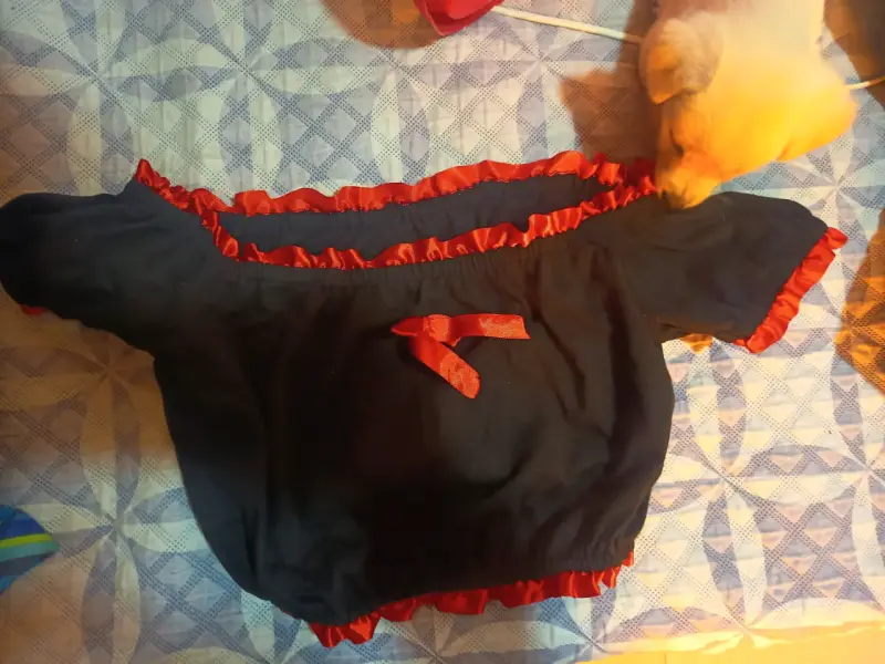 Blusa negra con volantes rojos para mujer - 1