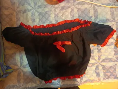 Blusa negra con volantes rojos para mujer - miniatura 2