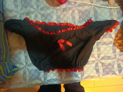 Blusa negra con volantes rojos para mujer - miniatura 3