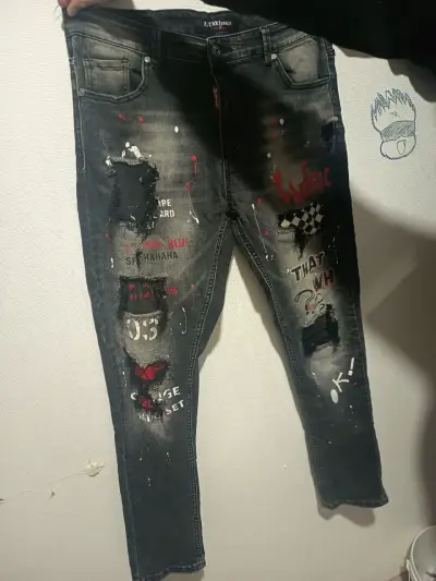 Jeans desgastados con diseño gráfico - miniatura 1
