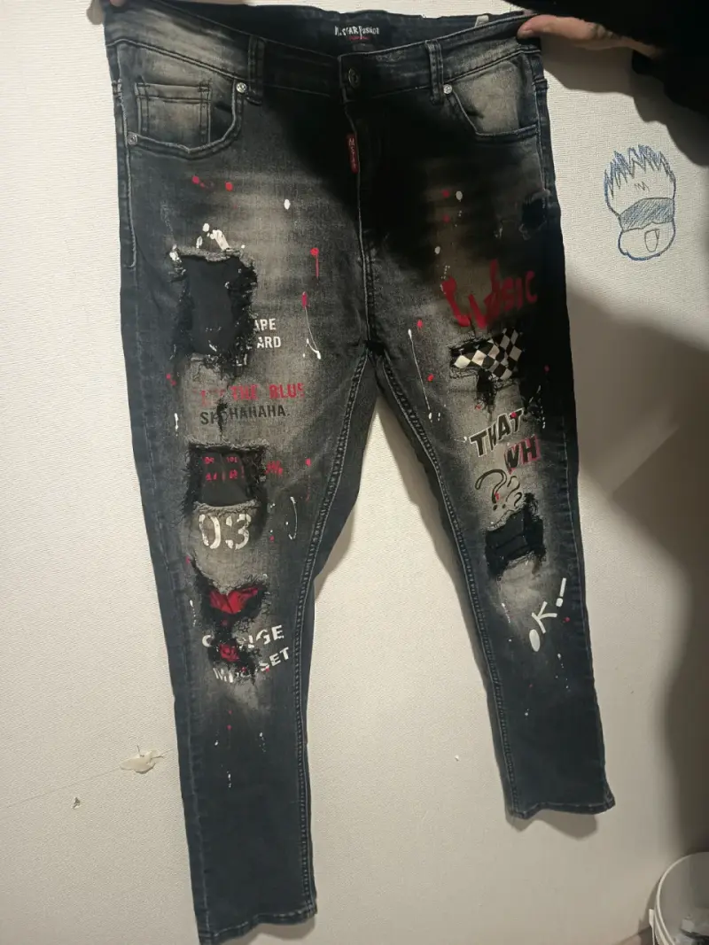 Jeans desgastados con diseño gráfico - 2