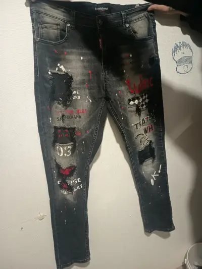 Jeans desgastados con diseño gráfico - miniatura 2