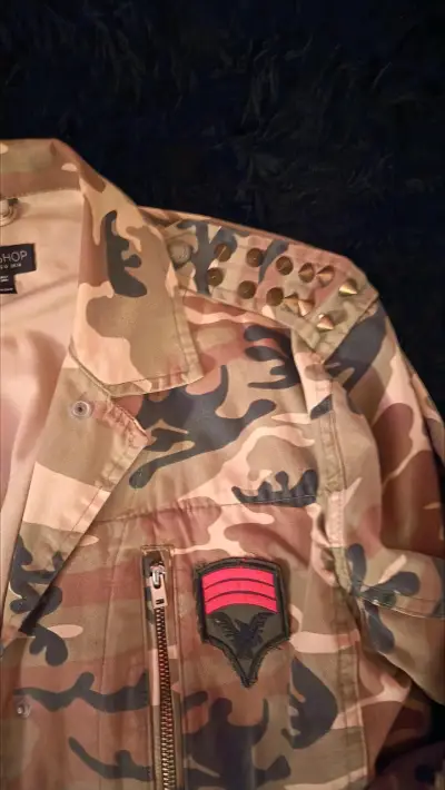 Chaqueta militar Topshop con tachas doradas - miniatura 3