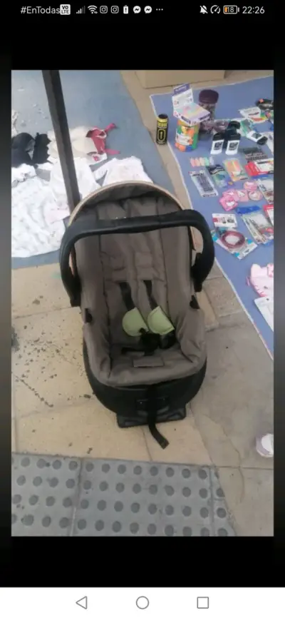 Silla de auto para bebé color beige - miniatura 1