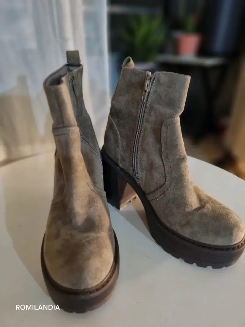 Botines de gamuza con tacón grueso