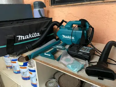 Aspiradora portátil Makita con accesorios - miniatura 1