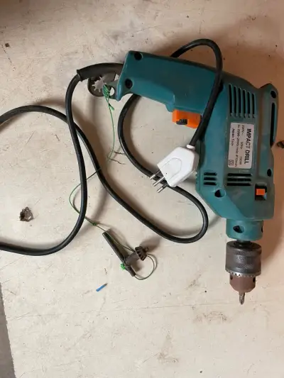 Taladro de impacto eléctrico usado - miniatura 1