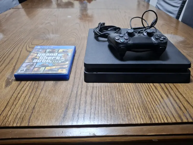 Consola PS4 con control y juego GTA V - 1