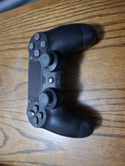 Consola PS4 con control y juego GTA V - miniatura 3
