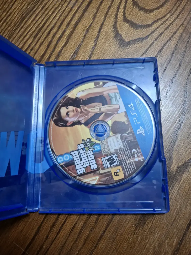 Consola PS4 con control y juego GTA V - 5