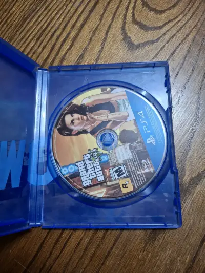 Consola PS4 con control y juego GTA V - miniatura 5