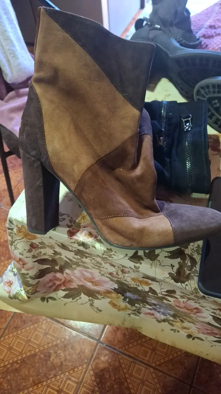 Botines de gamuza marrón con tacón alto