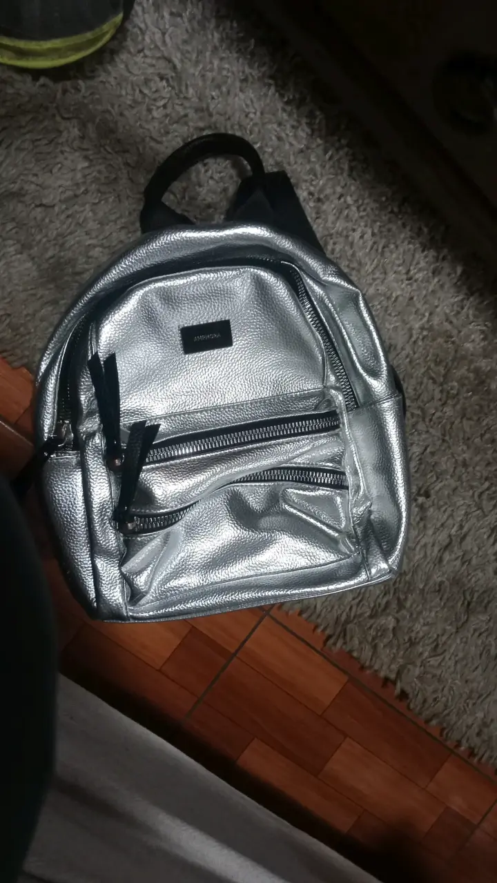 Mochila plateada de cuero sintético