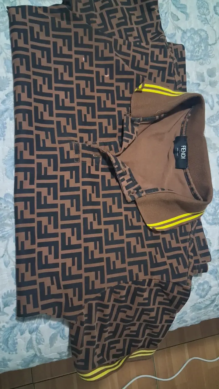 Polera Fendi marrón con estampado